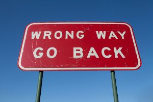 red wrong way sign during daytime