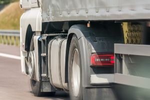 un camión semirremolque circulando por la carretera