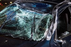 parabrisas de coche destrozado
